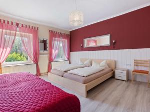 京斯特Elegant apartment with garden in Gingst的一间卧室设有一张床和红色的墙壁