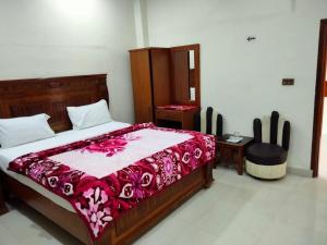 卡拉奇New Royal Residency PECHS的一间卧室配有一张带红色毯子的大床