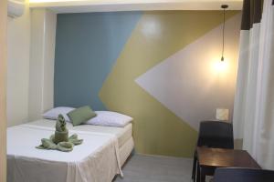公主港NINIE'S PLACE的一间卧室配有一张床,墙上配有几何