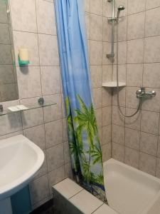 Līvāni伽玛酒店的浴室设有淋浴和布满植物的浴帘