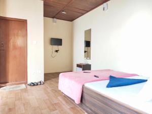 甘托克Great Eastern Valley Residency的一间卧室配有一张带粉色毯子的大床