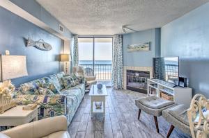 默特尔比奇Luxury Myrtle Beach Condo Oceanfront with Hot Tub!的带沙发和电视的客厅