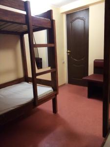 切尔卡瑟Pershyy Hostel u Cherkasah的带两张双层床和一扇门的房间