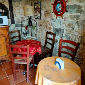 圣雷莫La Casa Del Sole的厨房配有桌椅、桌子和桌椅