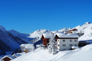 达米尔斯Haus Furka的山中带雪盖屋顶的滑雪胜地