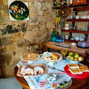 圣雷莫La Casa Del Sole的一张桌子,上面放着糕点和其他食物