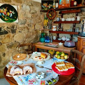 圣雷莫La Casa Del Sole的一张桌子,上面放着食物盘