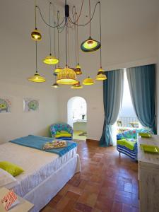 卡普里卡萨玛塔卡普里酒店的一间卧室配有两张床和两把椅子及灯