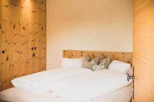 阿维兰奥Karlshütte的一间卧室配有带白色床单和枕头的床。