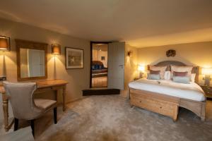 普里茅斯柏凌敦大厅Spa酒店的一间卧室配有一张床、一张书桌和一张书桌