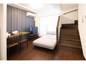 长崎Coruscant Hotel NagasakiekiⅡ的客房设有床、书桌和电视。