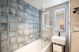 巴黎莱斯佩兰斯酒店的一间带水槽和镜子的浴室