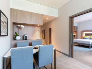 Novotel Bur Dubai - Healthcare City客房内的一张或多张床位