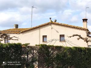 维罗维-德欧纳Casa Rural "Can Abres" Vilobi d`Onyar Girona的白色房子,有屋顶