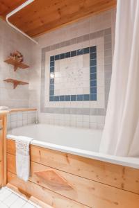 蒙乃第耶-勒潘查卡斯酒店的带浴缸和淋浴帘的浴室