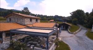 兰佐丁泰尔维拉内弗拉农家乐 的享有带大屋顶的房子的顶部景色