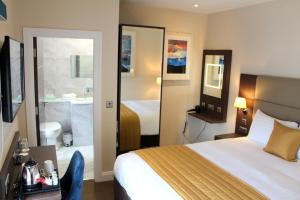康多纳Joyce's Carndonagh Inishowen的一间酒店客房 - 带一张床和一间浴室