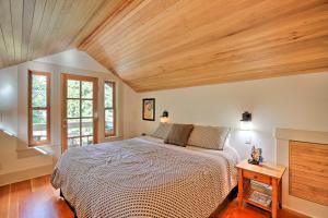 Lopez Island Hideaway with Coastal Views and Deck!客房内的一张或多张床位