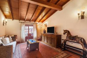 塔科龙特Finca Los Viñedos Casa Rural的客厅配有沙发和马雕像