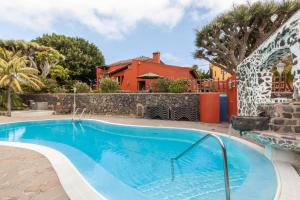 塔科龙特Finca Los Viñedos Casa Rural的一座带房子的庭院内的游泳池