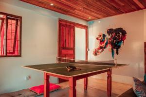 弗洛里亚诺波利斯Duque Hostel的带镜子的客房内的乒乓球桌