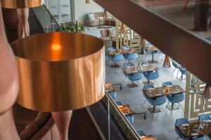阿姆斯特丹艾塔娜室友酒店的享有带桌椅的餐厅的顶部景致