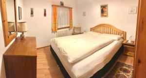 切勒里纳切萨全景酒店的一间卧室配有一张大床和一张桌子