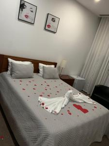 佩纳菲耶尔Hotel Douro Vale de Campos的一间卧室,配有一张红色的床