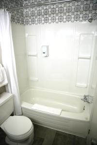 罗贝瓦勒卡斯蒂尔汽车旅馆的浴室配有卫生间、浴缸和水槽。