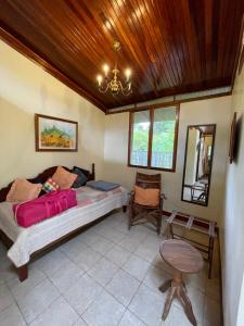 Finca Isla Rainforest Retreat客房内的一张或多张床位
