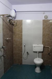 布莱尔港PG Homes的一间带卫生间和淋浴的浴室