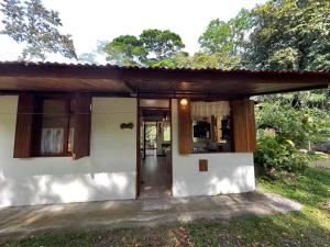 Aguas ZarcasFinca Isla Rainforest Retreat的一间白色的小房子,设有门窗