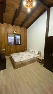 科尔布Casa de lemn的一间卧室配有一张床和一个吊灯
