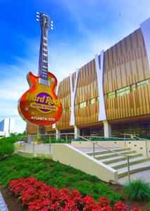 大西洋城Hard Rock Hotel & Casino Atlantic City的大型建筑前的大吉他