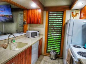 ALOHA - Poipu Beach Vacation Condo的厨房或小厨房