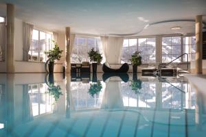上迈塞尔施泰因博旺格霍夫疗养酒店的享有水景的酒店客房内的游泳池