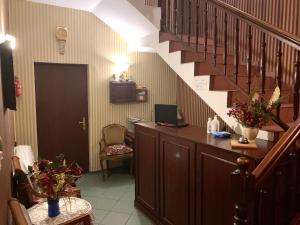 赫尔GWIAZDA MORZA的客房设有带书桌和楼梯的楼梯间