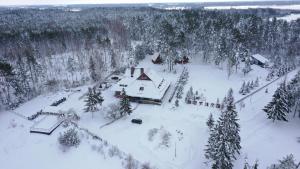 PloskiChutor Nad Narwią的雪中房屋的空中景观