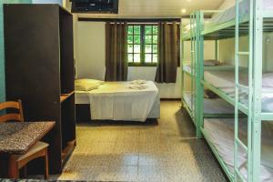阿布拉奥Lonier Villa Inn Economic的客房设有双层床、桌子和床。