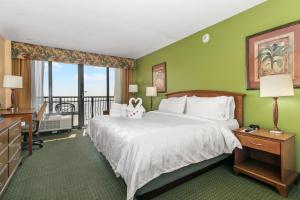 克利尔沃特Holiday Inn & Suites Clearwater Beach, an IHG Hotel的酒店客房设有一张床和一个阳台。