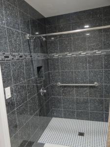 赛普拉斯罗德威旅馆的一间浴室
