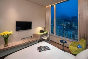 香港香港九龙CBD2智选假日酒店的酒店客房设有一张床和一个大窗户