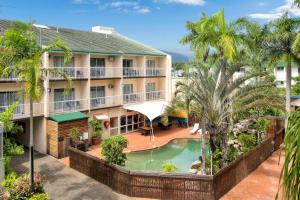 凯恩斯Cairns City Sheridan Motel的享有酒店空中景色,设有游泳池和棕榈树
