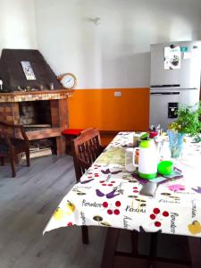 莱瓦镇Hostal Rana的厨房配有桌子和桌布