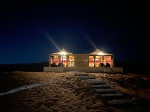 拉斯阿尔卡麦Bedouin Oasis Desert Camp- Ras Al Khaimah的海滩上的度假屋