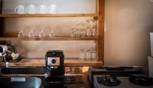 白马村Yukiita Lodge的厨房配有咖啡壶和玻璃架