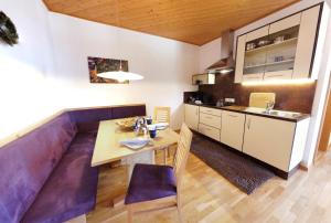 梅拉诺Appartements Grumserhof的厨房以及带桌椅的用餐室。