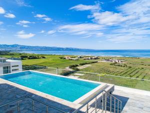 Ghaziveran阿芙罗狄蒂海滨度假酒店的阳台享有海景,设有游泳池