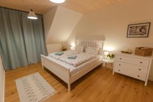 迪马诺卡多林纳Chalet Pølarka的卧室配有白色的床和梳妆台。