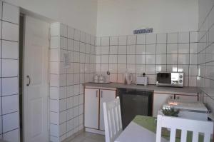 Timo's guesthouse accommodation的厨房或小厨房